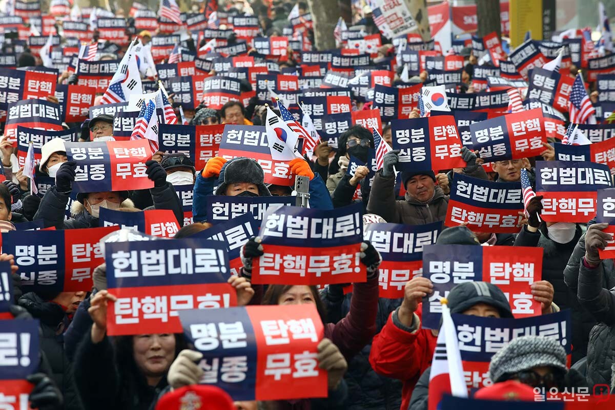 헌법재판소 인근에서 윤석열 대통령 지지자들이 집회를 열고 있다. 사진=임준선 기자