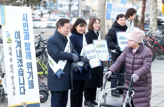 박승원 광명시장이 24일 철산역 2번 출구 앞에서 출근길 시민들에게 설날 인사를 하고 있다. 사진=광명시 제공