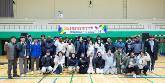 ‘외국인 유학생 위한 설날 행사’ 기념촬영 모습. 사진=경상국립대 제공