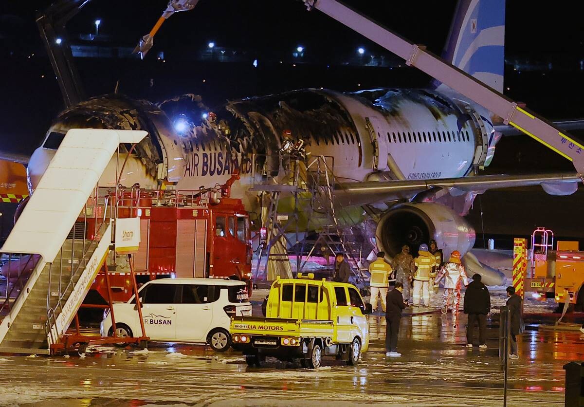 28일 오후 김해공항 계류장에서 이륙을 준비하던 홍콩행 에어부산 항공기 BX391편 내부에서 불이 나 소방대원들이 진화 작업을 하고 있다.  사진=연합뉴스