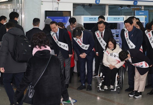 국민의힘 지도부가 1월 24일 서울역에서 귀성인사를 하고 있다. 사진=최준필 기자