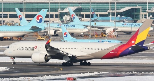 인천국제공항 활주로와 주기장에 있는 여객기 모습으로 기사의 특정 내용과 관련없다. 사진=연합뉴스