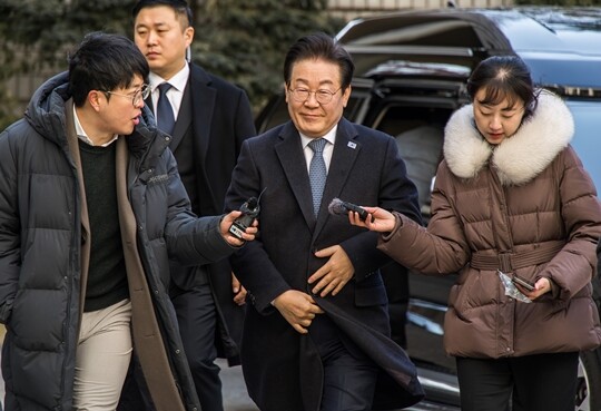 더불어민주당 이재명 대표가 2월 5일 서울 서초구 서울고등법원에서 열린 공직선거법 위반 사건 2심 속행공판에 출석하고 있다. 사진=최준필 기자