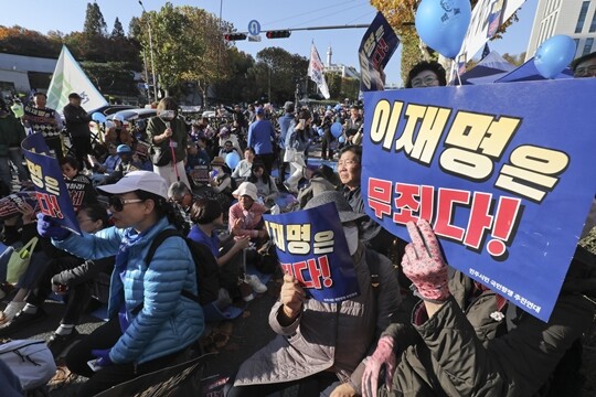 이재명 더불어민주당 대표가 공직선거법 위반 혐의로 1심에서 의원직 상실형을 선고 받은 2024년 11월 15일 오후 서울 서초구 서울중앙지방법원 인근에서 더민주혁신회의 등 지지자들이 집회를 열고 있다. 사진=박정훈 기자