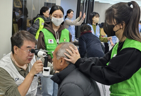 정근 이사장의 진료 모습. 사진=그린닥터스 제공