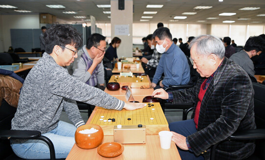 신예 시절 괴동(怪童)이라 불렸던 목진석 9단(왼쪽)이 마흔다섯을 넘겨 이번 대회 가장 젊은 피가 됐다. 사진=한국기원 제공