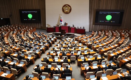 2023년 12월 28일 국회에서 열린 본회의에서 ‘대장동 50억 클럽 특검법'이 통과되고 있다. 사진=박은숙 기자