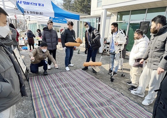 11일 정월대보름 맞이 행사가 열린 씨엘의집 시설이용 장애인과 종사자들이 윷놀이를 하며 즐거운 한때를 보냈다. 사진=씨엘의집 제공