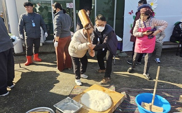 시설이용 장애인과 종사자들이 떡메치기 등 세시풍속을 체험하며 즐거운 한때를 보냈다. 사진=씨엘의집 제공