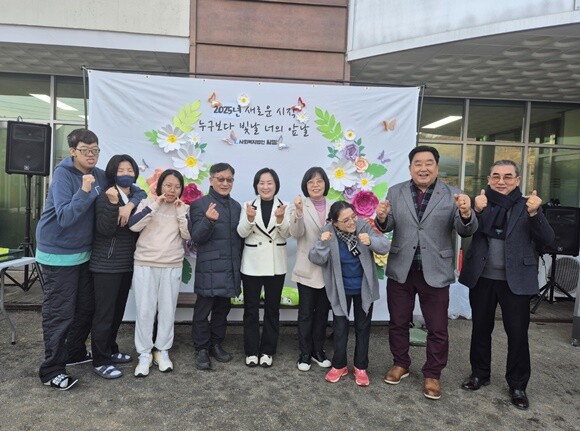 축사를 마친 오혜자 부의장과 지민희 의원이 윤광신 양평군발전위원회 회장과 기념촬영을 했다. 사진=씨엘의집 제공