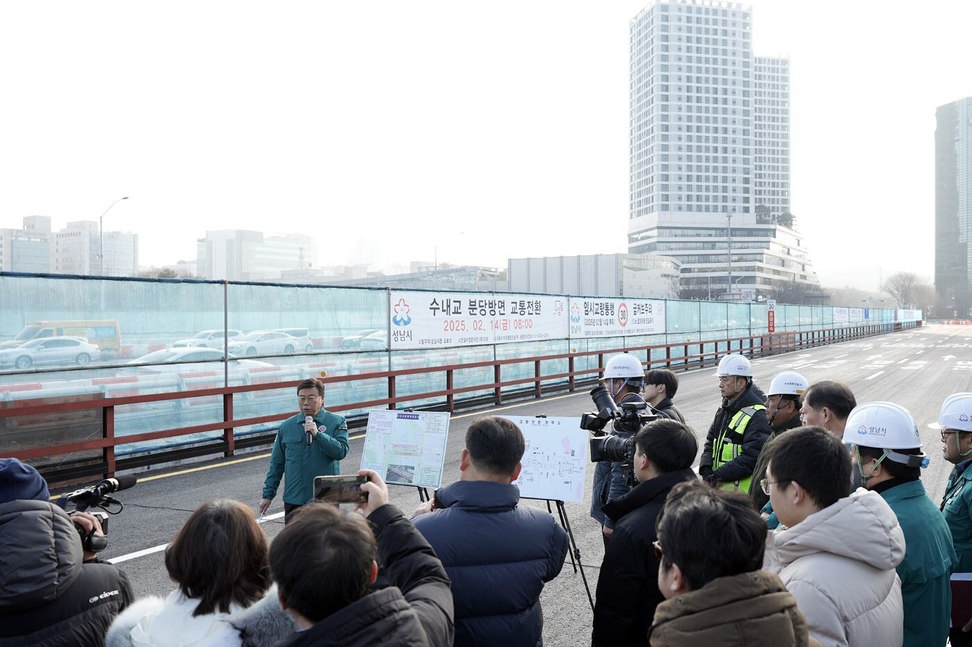 신상진 시장이 14일 수내교 분당방향 4차로 임시도로 개통 현장에서 브리핑을 하고 있다. 사진=성남시 제공