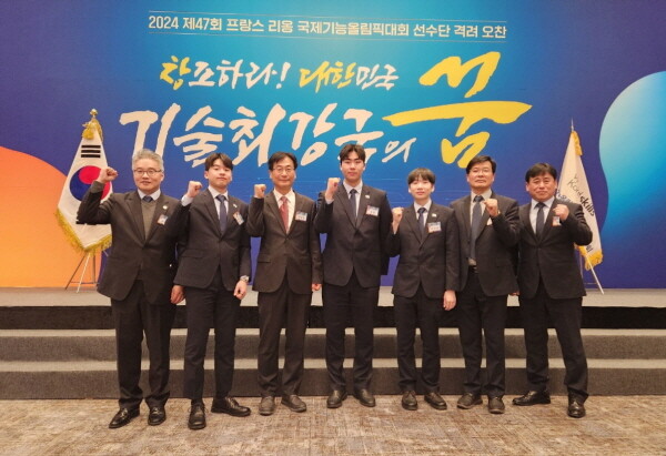 에몬스 김판수 감사(왼쪽에서 세번째)가 13일 서울 롯데호텔월드에서 열린 국제기능올림픽 선수단 격려 오찬에서 소속 국가대표 선수 및 지도위원과 함께 기념 촬영을 하고 있다. 사진=에몬스  제공