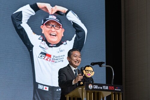 야마모토 마사히로 토요타자동차 경리 본부장이 올해의 인물에 선정된 토요타 아키오 회장을 대리해 수상 소감을 전하고 있다.  사진=AWAK 제공