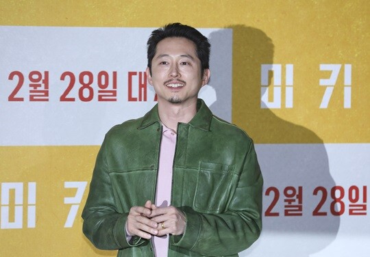 '옥자'(2017)에 이어 두 번째로 봉준호 감독과 함께 한 스티븐 연은 미키의 유일한 친구이면서도 그런 친구에게까지 뒤통수를 치려 드는 타고난 사기꾼 티모를 연기했다. 사진=박정훈 기자