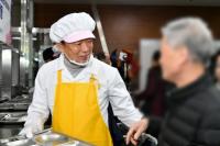[경남도의회] 경로식당 배식 봉사로 어르신들과 훈훈한 온정 나눠 외 