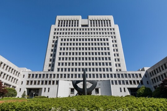 1972년 박정희 정권 비상계엄 당시 유신헌법 개정에 반대하는 집회를 연 혐의로 징역형을 받은 피해자가 53년 만에 재심을 통해 무죄를 선고받았다. 서울 서초구 대법원 전경. 사진=최준필 기자