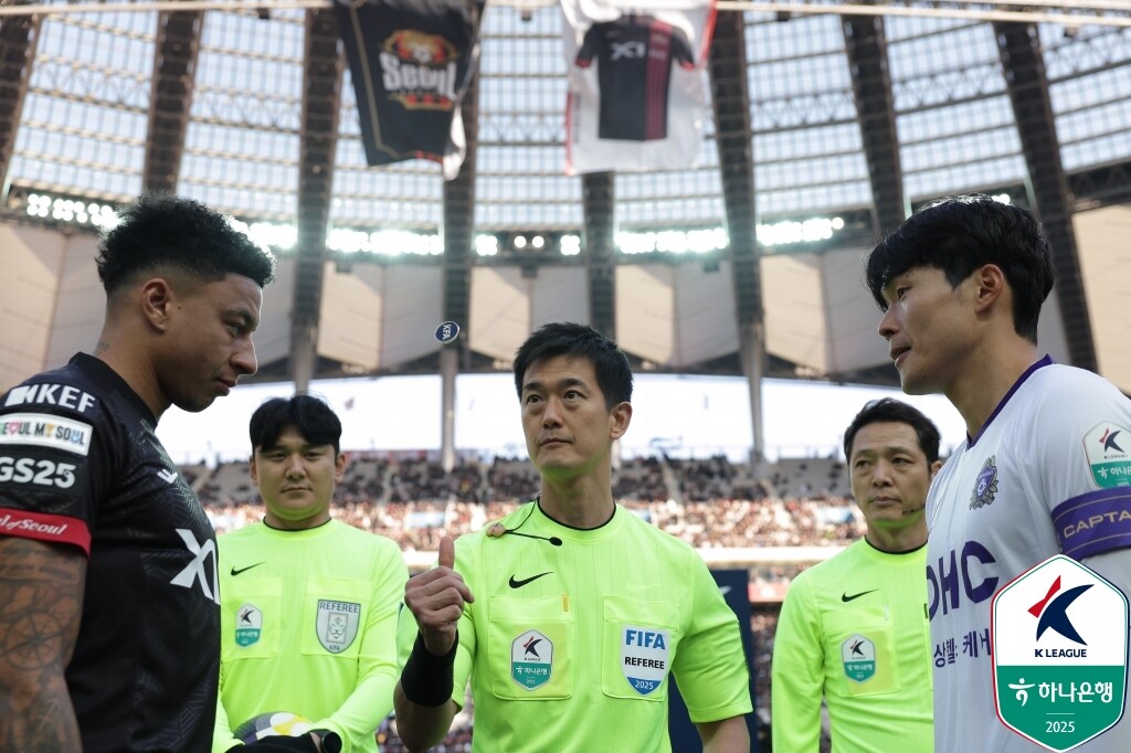 '연고지 논란'으로 얽힌 FC 서울과 FC 안양이 첫 리그 맞대결을 펼쳤다. 사진=한국프로축구연맹 제공