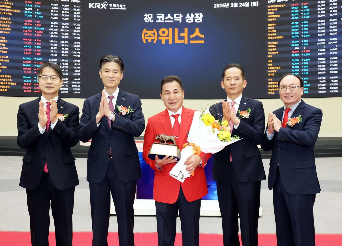 위너스가 24일 코스닥 시장에 상장했다. 사진은 24일 위너스 코스닥 시장 상장 기념식에 참석한 김대영 한국IR협의회 부회장(사진 왼쪽부터), 민경욱 한국거래소 코스닥시장본부장, 김창성 (주)위너스 대표이사, 강성범 미래에셋증권 부사장, 강왕락 코스닥협회 부회장. 사진=한국거래소 제공