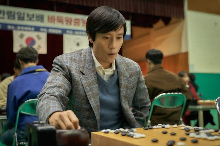 유아인이 이병헌과 주연한 영화 ‘승부’가 오는 3월 26일 개봉한다. 사진=영화 ‘승부’ 홍보 스틸컷