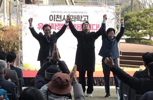 송석준 국회의원, 이응광 문화재단 대표,   김경희 시장이  함께한  축하 무대.. 사진= 유인선 기자