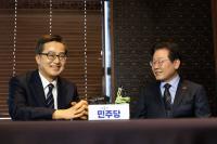 이재명‧김동연 '묘한 신경전'…무슨 이야기 나눴나
