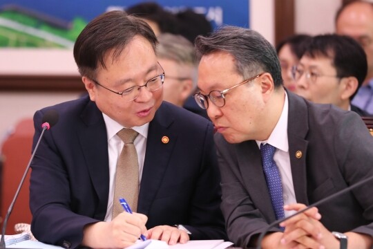 조규홍 보건복지부 장관과 박민수 2차관이 지난 8월 16일 국회에서 열린 교육위원회와 보건복지위원회의 '의과대학 교육 점검 연석 청문회'에서 대화를 나누고 있다.  사진=박은숙 기자
