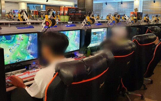 경기 수원의 한 PC방에서 손님들이 게임을 하고 있는 모습. 기사의 특정 내용과 관련 없음. 사진=연합뉴스