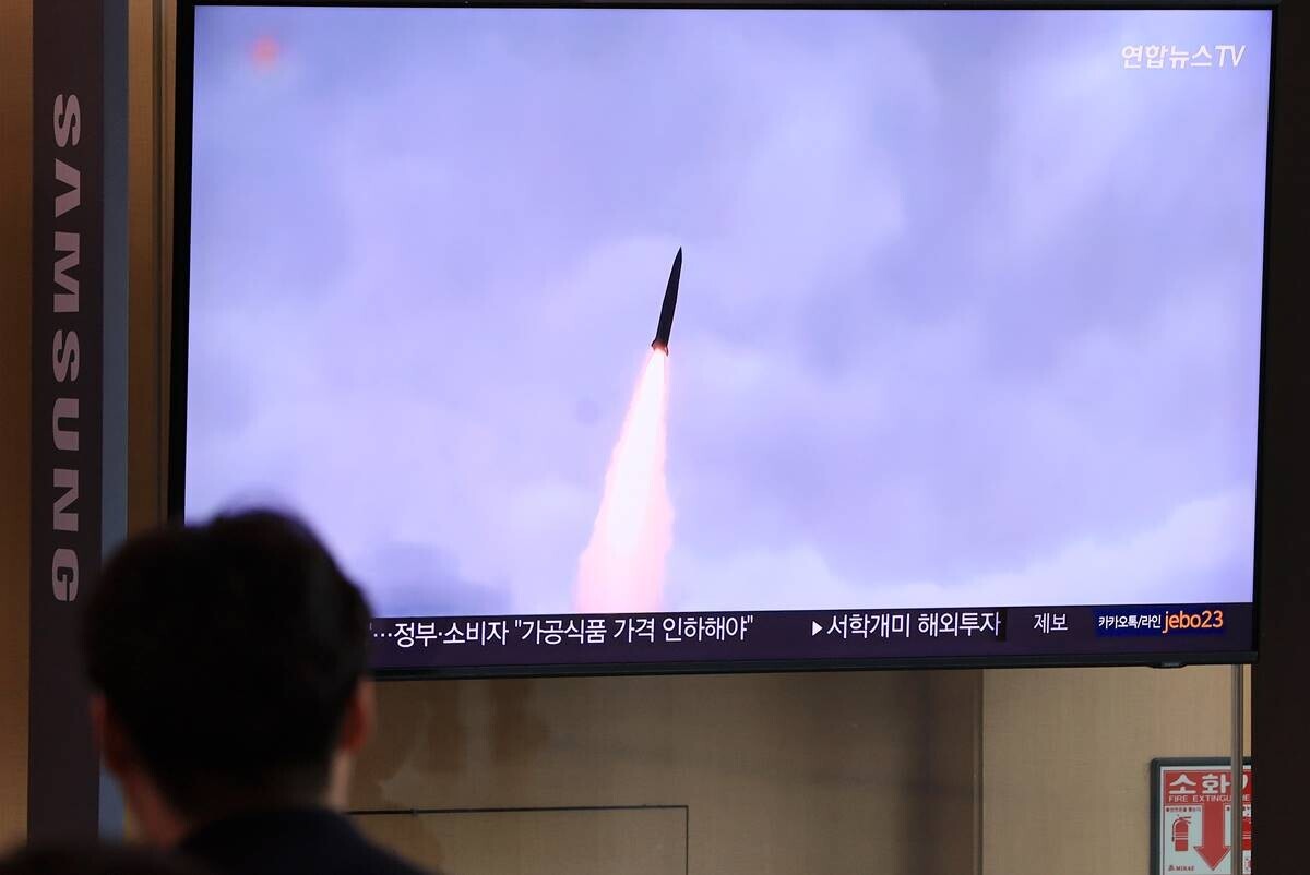 북한이 동해상으로 탄도미사일을 발사한 지난 3월 18일 오전 서울역 대합실에서 시민들이 관련 보도를 보고 있다. 사진=연합뉴스