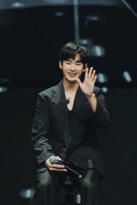 '데뷔 이래 최대 위기' 김수현, 언제쯤 직접 입 열까