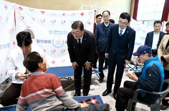 ‘농촌 왕진버스’ 첫 운행 장면. 사진=경남농협 제공