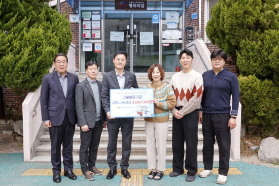 기부금 전달 장면. 왼쪽 세 번째가 천창호 기보 이사. 사진=기보 제공