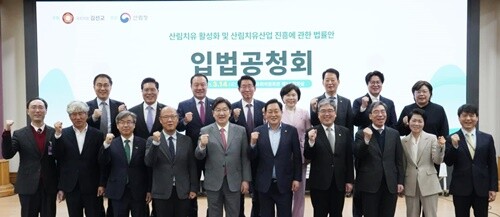 김선교 의원이 권성동 원내대표, 국회의원, 토론자들과 기념촬영을 했다. 사진=김선교 의원실 제공