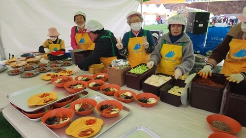 제26회 양평 단월 고로쇠 축제에서 모든 음식 판매에 다회용기를 사용해 쓰레기 발생을 크게 줄이는 성과를 거뒀다. 사진=양평군청 제공