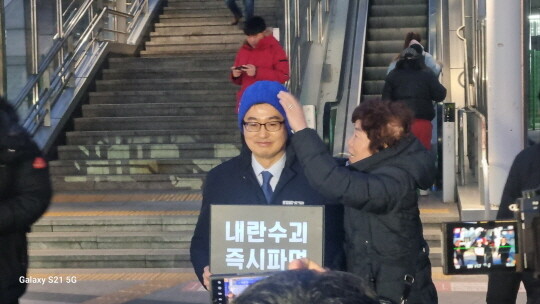 17일 오후 7시 경 의정부역에서 1인 시위 중인 김동연 경기도지사에게 모자를 씌워주는 시민 . 사진=닉네임 동연짱(김 지사 팬클럽 동고동락 회원) 제공