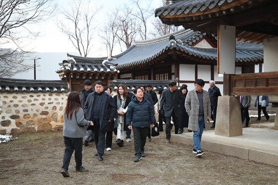주광덕 남양주시장이 올해 걔관 예정인 남양주 궁집을 방문해 현장을 점검하고 있다. 사진=남양주시 제공