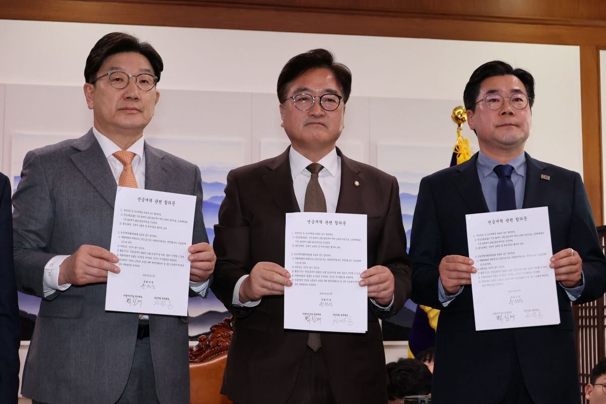 우원식 국회의장과 국민의힘 권성동 원내대표(왼쪽), 더불어민주당 박찬대 원내대표(오른쪽)가 20일 서울 여의도 국회의장실에서 국민연금 개혁안에 합의한 뒤 합의문을 들고 기념촬영 하고 있다. 사진=연합뉴스