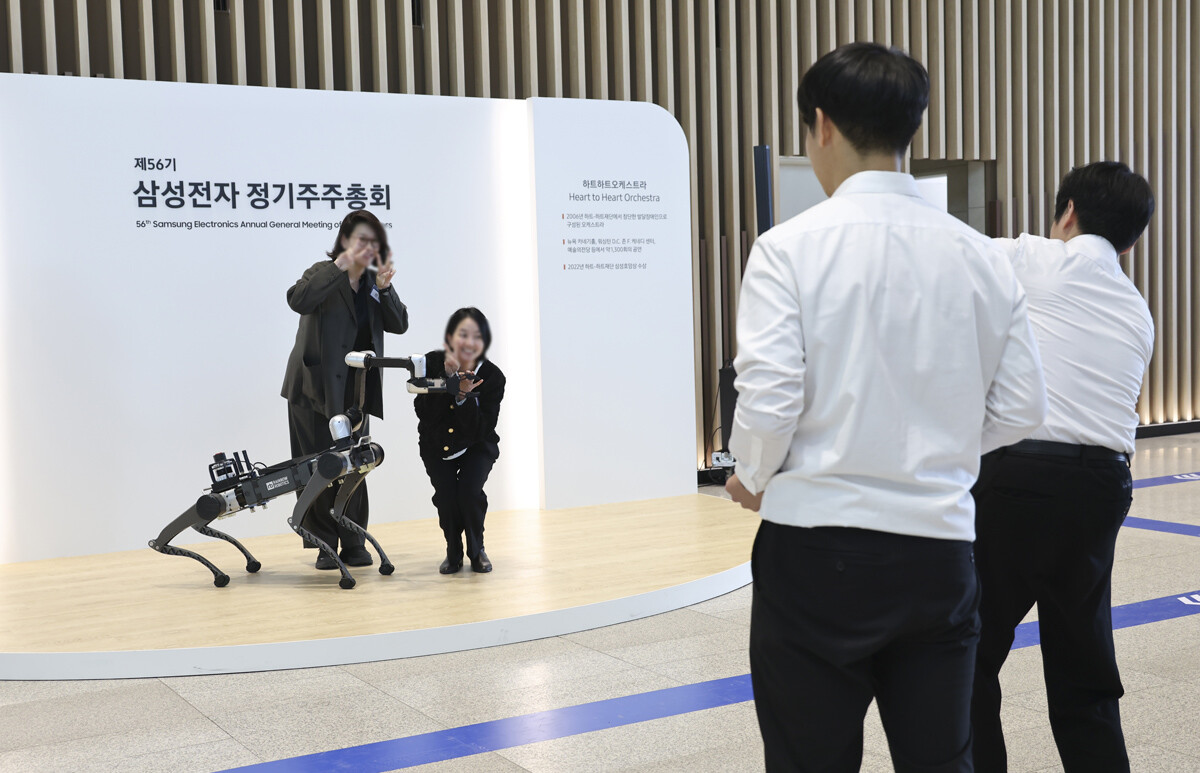 주주들이 레인보우로보틱스가 개발 중인 사족보행로봇 'RBQ-10' 옆에서 기념촬영을 하고 있다.