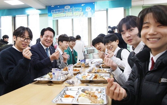 최대호 안양시장이 19일 무상급식을 점검하기 위해 성문중고교 급식실에서 학생들과 함께 식사를 하고 있다. 사진=안양시 제공