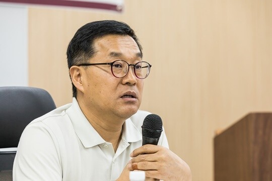 권영완 퀀텀포트 대표가 2024년 7월 23일 서울 강서구 등촌동 한 건물에서 초전도체 연구개발 및 상용화 현황 기자간담회를 하고 있다. 권 교수는 씨씨에스 사내이사도 맡고 있다. 사진=최준필 기자