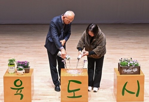 20일 ‘세계 물의 날’을 맞아 개최된 기념식에서 12개 읍·면에서 채취한 대표 하천수를 하나로 모으는 퍼포먼스를 진행했다. 사진=양평군청 제공