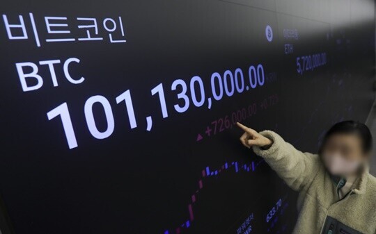 2024년 3월 12일 서울 강남구 업비트 라운지 전광판에 1억 원을 넘은 비트코인 원화 시세가 표시되고 있다. 2025년 3월 22일 비트코인1개는 약 1억 2425만 원이다. 사진=박정훈 기자