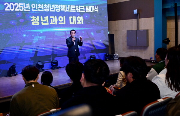 유정복 인천광역시장이 21일 미추홀구 틈문화창작지대에서 열린 '2025년 인천청년정책네트워크 발대식'에서 청년과 대화의 시간을 갖고 있다. 사진=인천시 제공