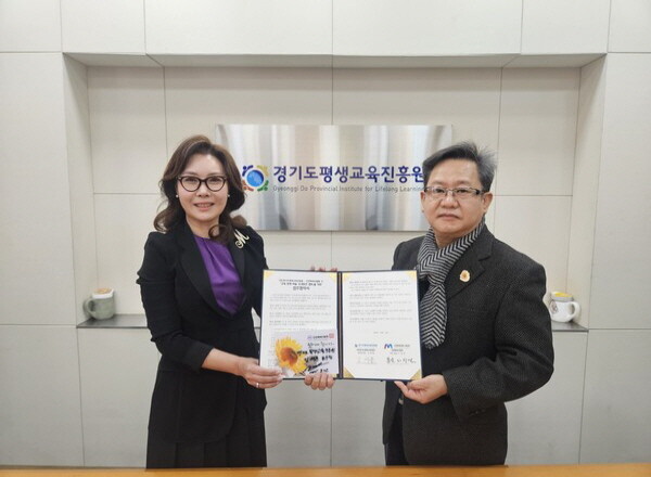 25일 김재훈 경기미래교육캠퍼스 파주본부장(오른쪽)과 봄날이상연 인천메세나협회 대표가 경기도-인천 교육·문화·예술 분야 발전 업무협약을 체결한 뒤 기념촬영을 하고 있다. 사진=인천메세나협회 제공