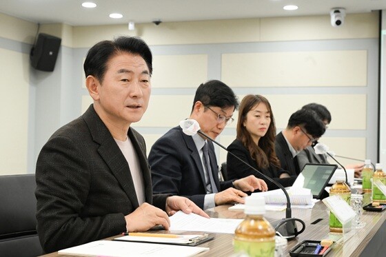 김동근 의정부시장(왼쪽)이 지난 25일 경기경제자유구역 추가지정 후보지 선정을 위한 공모 2차 현장심사에서 입지 강점과 전략산업 계획을 설명하고 있다. 사진=의정부시 제공