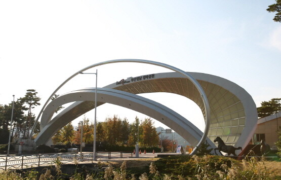 렛츠런파크 부산경남 정문 모습. 사진=렛츠런파크 부산경남 제공
