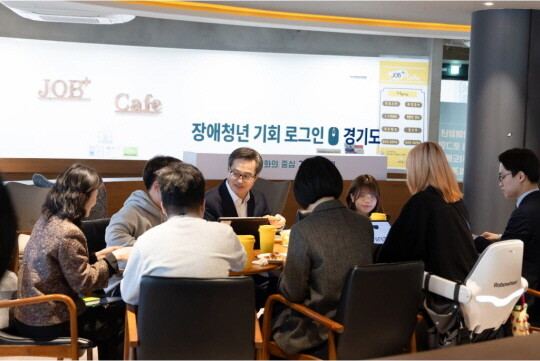 김동연 경기도지사와 강남대 아이큐브 동아리 학생들이 오찬 간담회를 하고 있다. 사진=경기도 제공