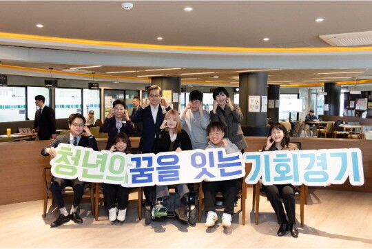 김동연 경기도지사와 강남대 아이큐브 동아리 학생들이 기념촬영을 하고 있다. 사진=경기도 제공