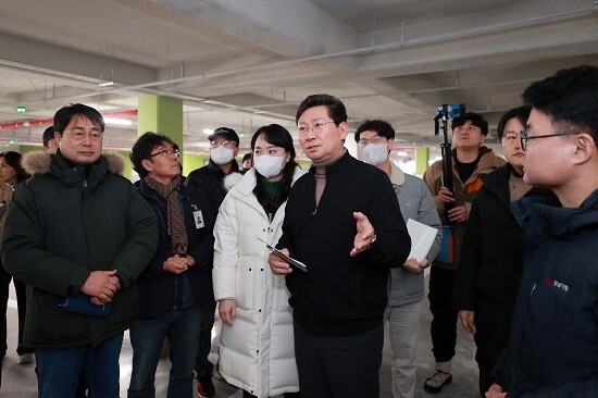 이상일 용인특례시장은 경남아너스빌디센트 건설 현장을 방문해 하자보수 상황을 살피고 있다. 사진=용인특례시 제공