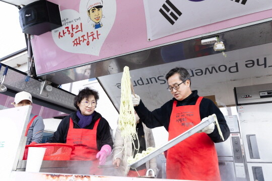 사랑의 짜장차에서 직접 짜장을 만들어 봉사하는 김동연 지사와 부인 정우영 여사. 사진=김동연 SNS