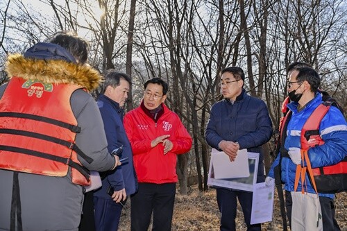 대하섬을 시찰한 환경부 차관. 사진=양평군청 제공
